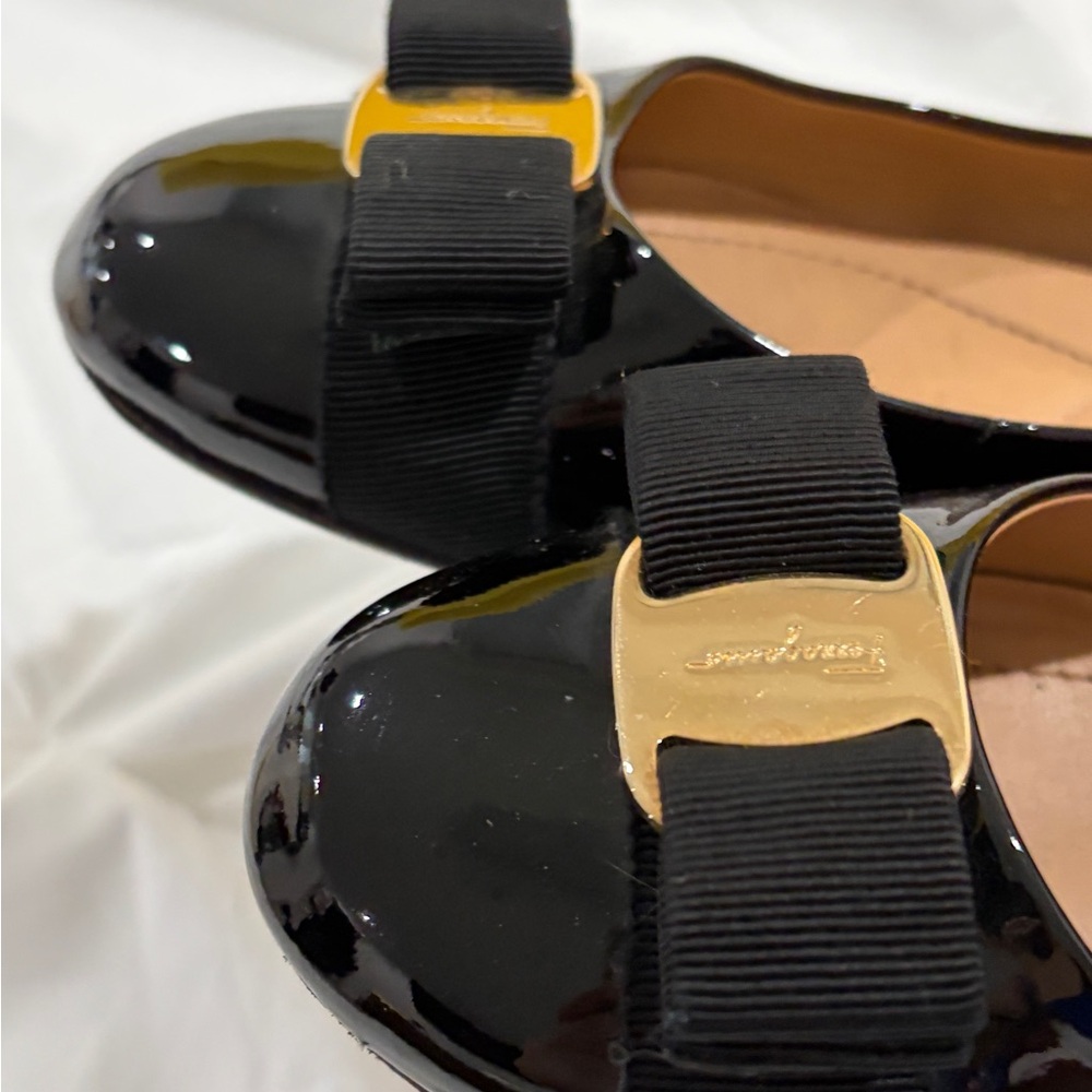 Salvatore Ferragamo Black Patent Vara Bow Flats with Gold Logo - Picture 3 of 7